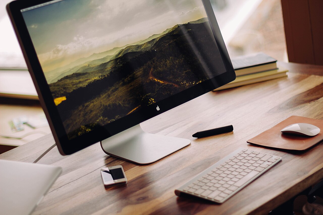 Moderner Arbeitsplatz mit Computerbildschirm