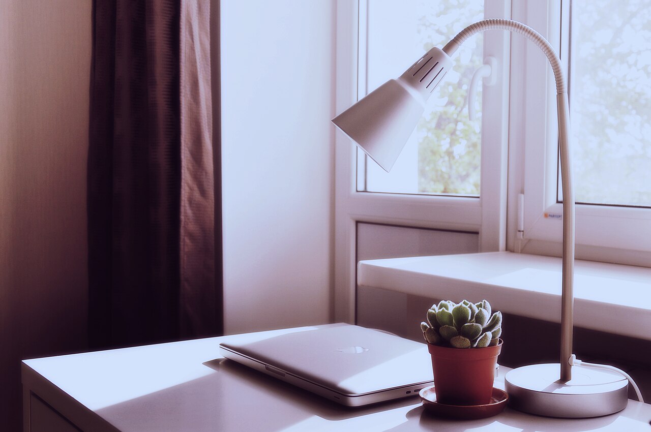 Laptop und Lampe auf einem Tisch